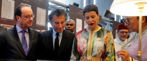 Bahija Simou (R), curator of the exhibition "Splendeurs de l'Ecriture au Maroc" talks about Moroccan books to French President Francois Hollande (L), Head of the IMA Jack Lang (2ndL) and Morocco's Princess Lalla Meryem (2ndR) at the Arabic World Institute (IMA) in Paris,, France, March 22, 2017. REUTERS/Christophe Ena/Pool